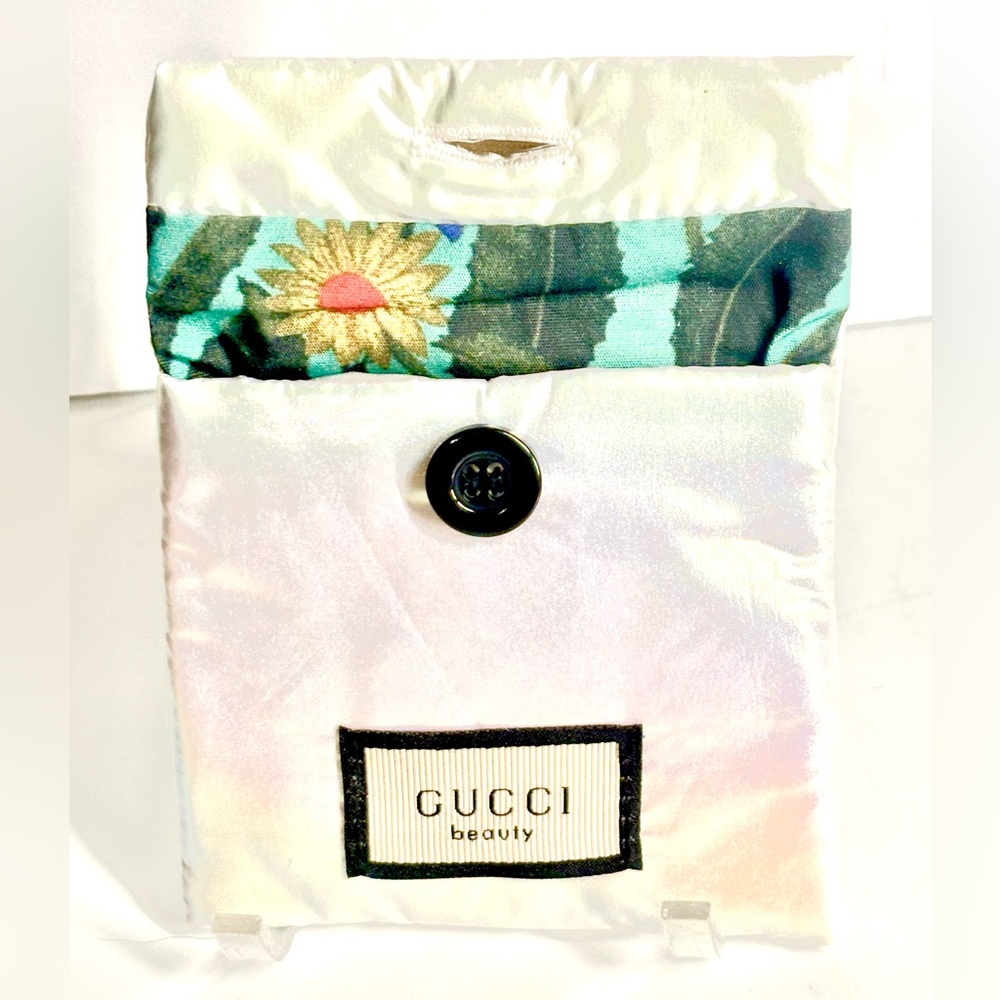 NWT Gucci Beauty Heart Mirror w/iridescent pouch - Picture 4 of 8